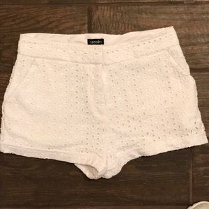Super cute white shorts!